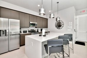 ثلاجة، فرن، موقد طهي مسطح، غسالة أطباق