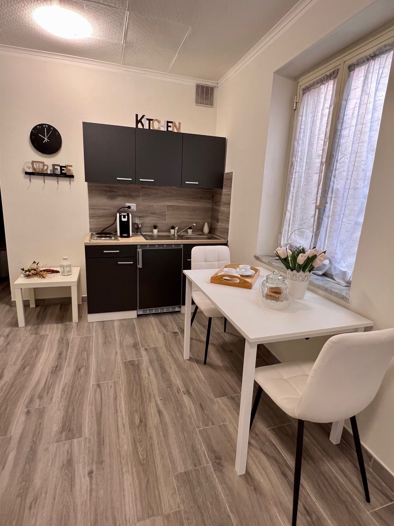 Fridge, stovetop, coffee/tea maker, electric kettle