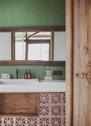 Villa Batu | Bathroom | Shower, hydromassage showerhead, designer toiletries, hair dryer - Kalyana Villa Gili Air  (Gili Air)
