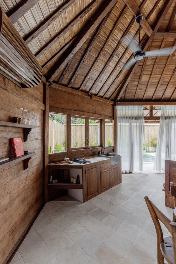 Signature-Villa, Poolblick | Eigene Küche | Mini-Kühlschrank, Herdplatte, Wasserkocher, Küchenrolle