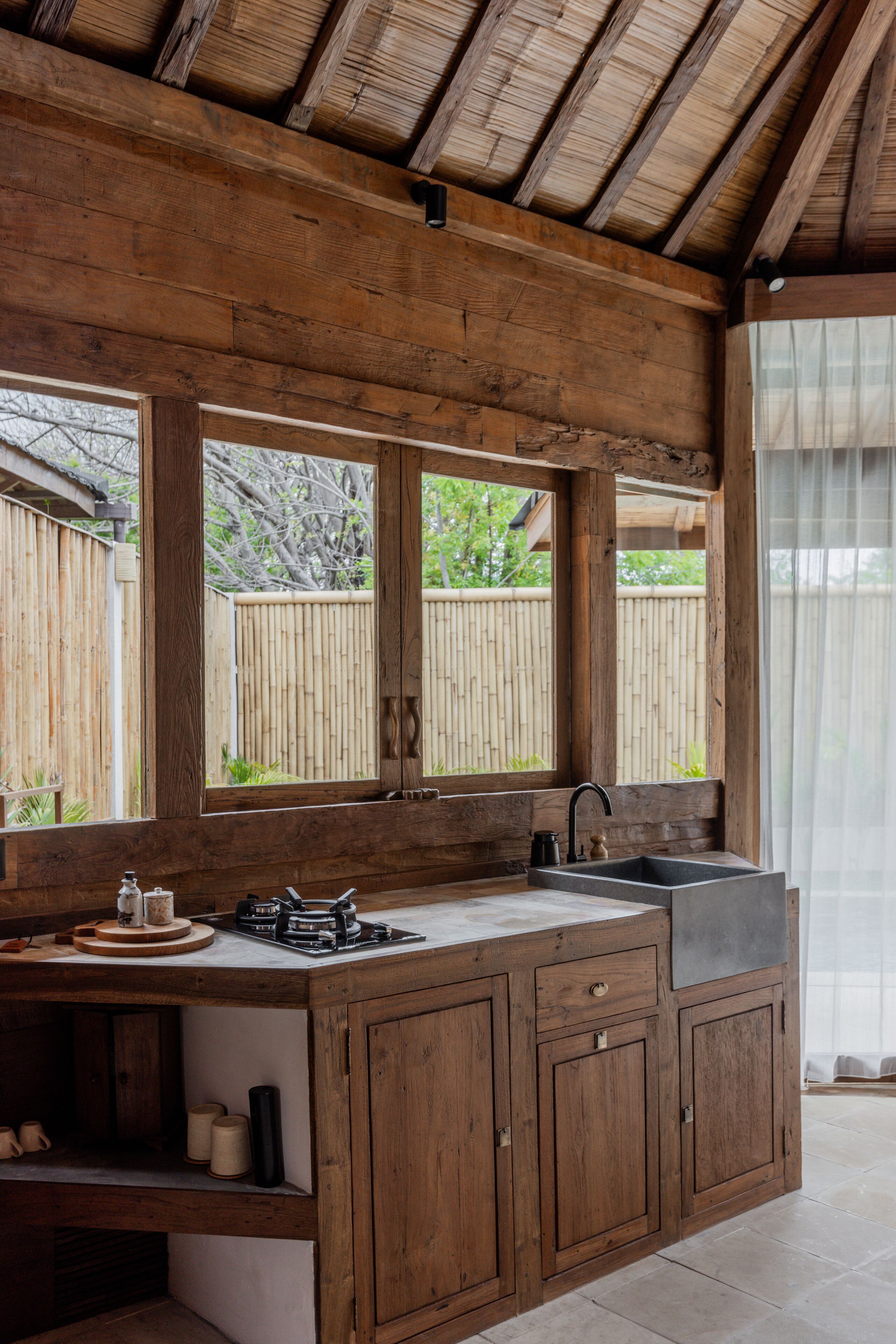 Signature villa | Privékeuken | Een minikoelkast, een waterkoker, een diepvriezer, keukenpapier