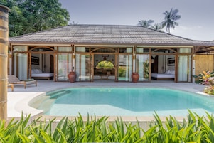 Villa Batu | Premium bedding, down comforters, minibar, in-room safe