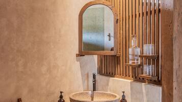 Villa Signature | Salle de bain | Douche, douche hydromassante, articles de toilette de luxe