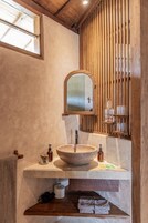 特色别墅 | 浴室 | 淋浴设施、旋水按摩花洒、名牌洗护用品、吹风机