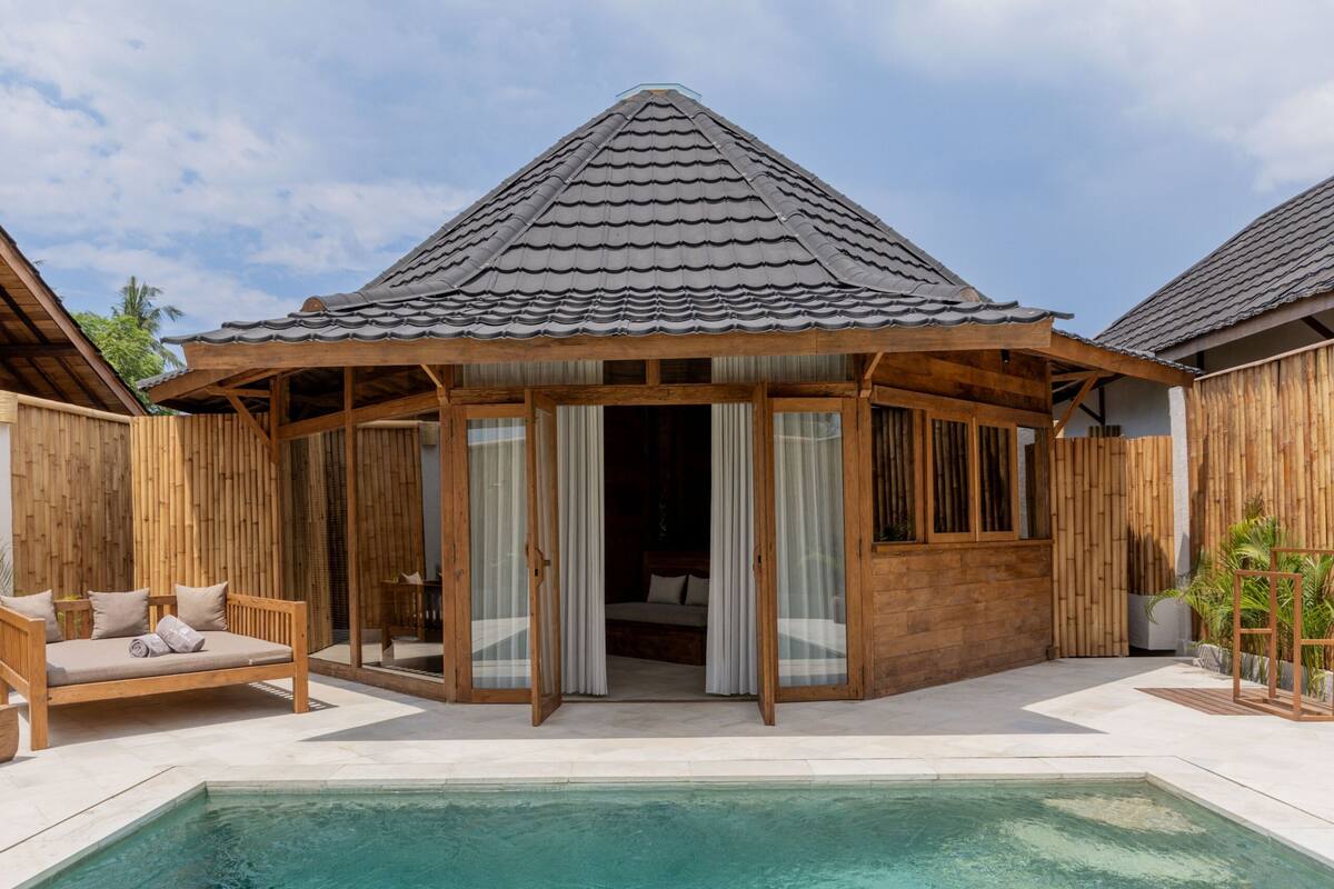 ซิกเนเจอร์วิลล่า, วิวสระว่ายน้ำ | เครื่องนอนระดับพรีเมียม, ผ้านวมขนเป็ด, เตียง Select Comfort, มินิบาร์