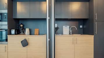 Køleskab, ovn, kogeplade, kaffe-/temaskine