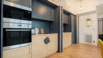 Frigorífico, horno, placa de cocina y cafetera o tetera