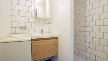 Douche, sèche-cheveux, serviettes fournies