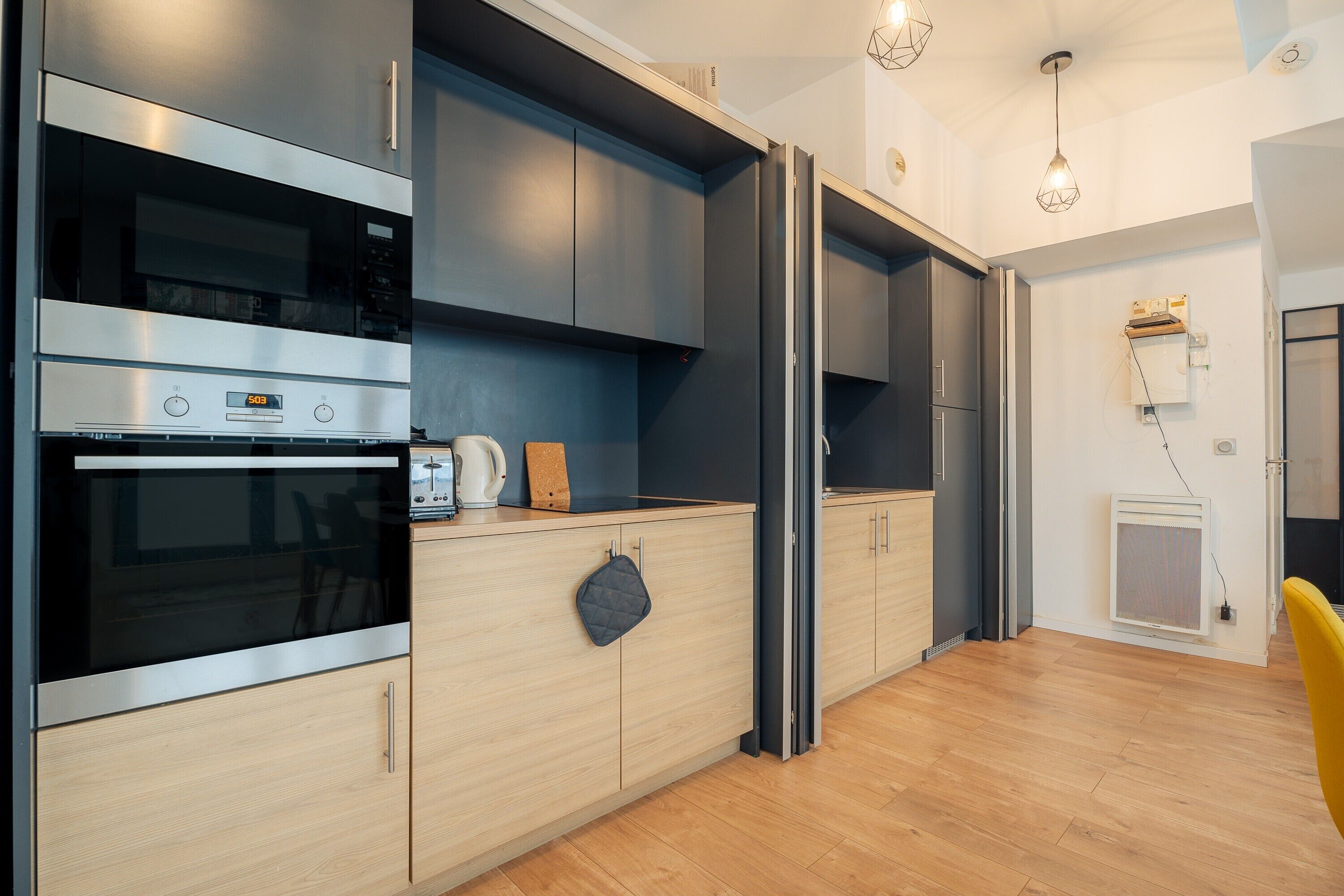 Kylskåp, ugn, spishäll och kaffe- och tebryggare