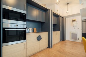 Kühlschrank, Ofen, Herdplatte, Wasserkocher mit Kaffee-/Teezubehör