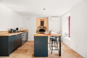 Fridge, microwave, oven, stovetop - Holiday Home 'Maison De Campagne Rennes Parc Expo' with Private Terrace, Private Garden and Wi-Fi (Mordelles)