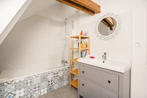 Bathtub, hair dryer, towels
