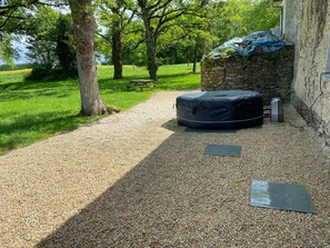 Property grounds - Holiday Home 'Maison De Campagne Rennes Parc Expo' with Private Terrace, Private Garden and Wi-Fi (Mordelles)