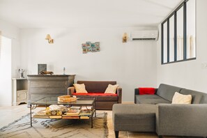 TV - Holiday Home 'Maison De Campagne Rennes Parc Expo' with Private Terrace, Private Garden and Wi-Fi (Mordelles)