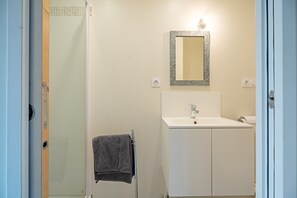 Ducha, secador de pelo, toallas