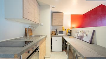 Fridge, oven, stovetop, coffee/tea maker