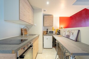 Een koelkast, een oven, een kookplaat, een koffiezetapparaat/waterkoker