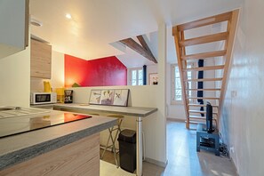 Fridge, oven, stovetop, coffee/tea maker