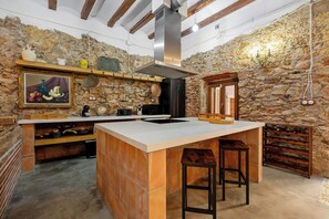 Fridge, microwave, oven, stovetop - Holiday Home 'La Quadra Rural Housing' with Private Terrace, Wi-Fi and Air Conditioning (La Rapita)