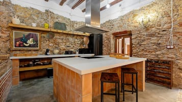 Een koelkast, een magnetron, een oven, een kookplaat