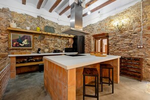 Fridge, microwave, oven, stovetop - Holiday Home 'La Quadra Rural Housing' with Private Terrace, Wi-Fi and Air Conditioning (La Rapita)