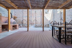 Outdoor dining - Holiday Home 'La Quadra Rural Housing' with Private Terrace, Wi-Fi and Air Conditioning (La Rapita)