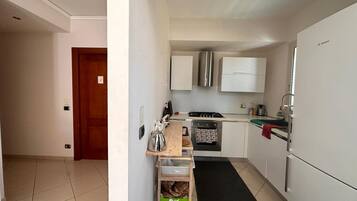 Geladeira, fogão, cooktop, lava-louças