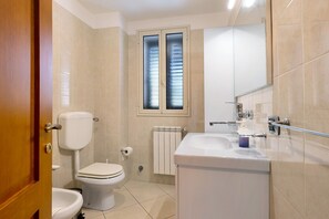 Badewanne, Haartrockner, Handtücher