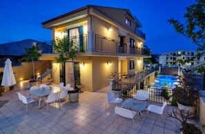 Outdoor dining - Apartment 'Venere In Villa' with Shared Pool, Wi-Fi and Air Conditioning (Marina di Ragusa)