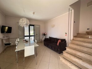 TV, fireplace - Apartment 'Venere In Villa' with Shared Pool, Wi-Fi and Air Conditioning (Marina di Ragusa)