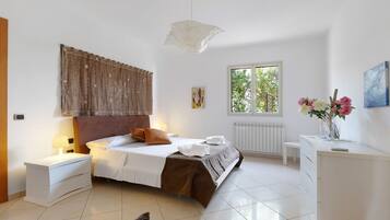 5 bedrooms, iron/ironing board, WiFi (free), bed sheets