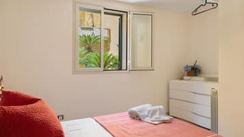 2 bedrooms, iron/ironing board, free WiFi, bed sheets