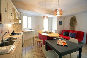 Fridge, oven, stovetop, dishwasher - Apartment 'Athena In Villa' with Shared Pool, Wi-Fi and Air Conditioning (Marina di Ragusa)