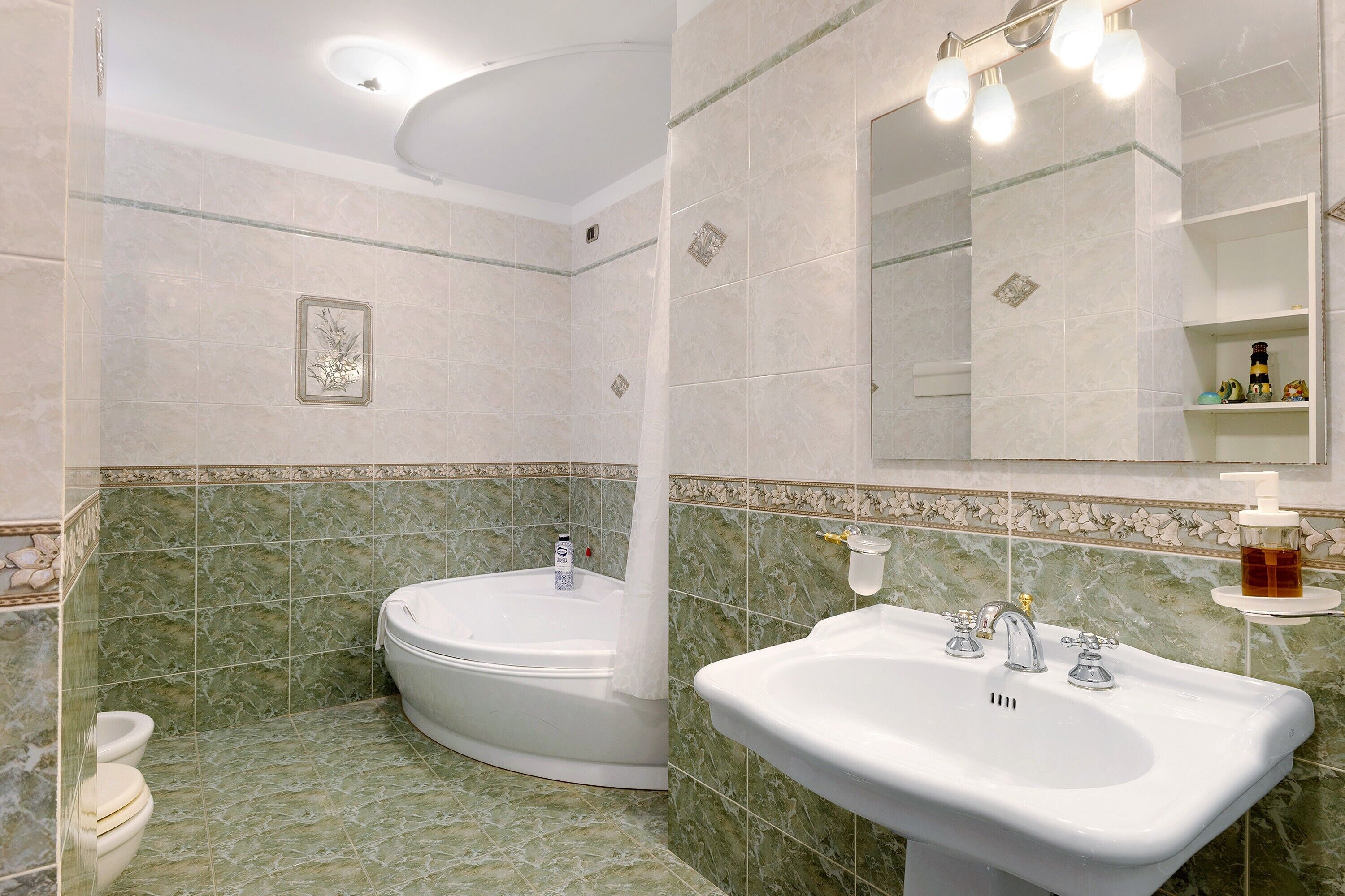 Badewanne, Haartrockner, Handtücher