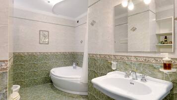 Badewanne, Haartrockner, Handtücher