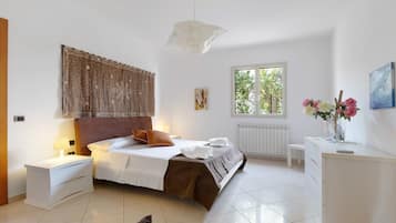 7 bedrooms, iron/ironing board, WiFi (free), bed sheets