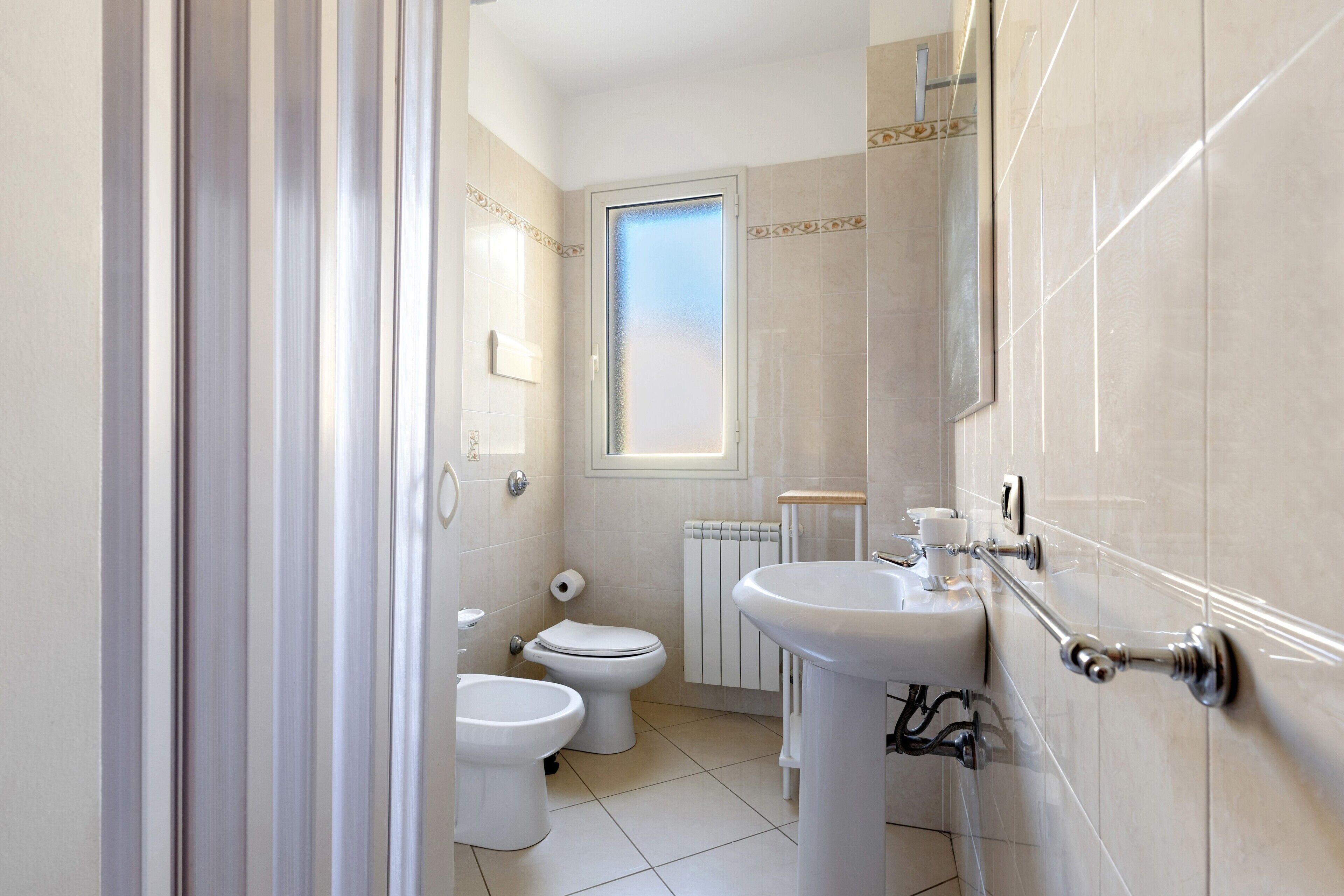 Badewanne, Haartrockner, Handtücher