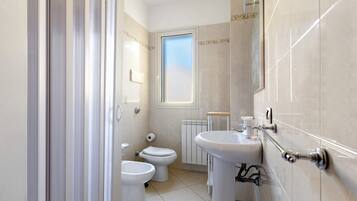 Badewanne, Haartrockner, Handtücher