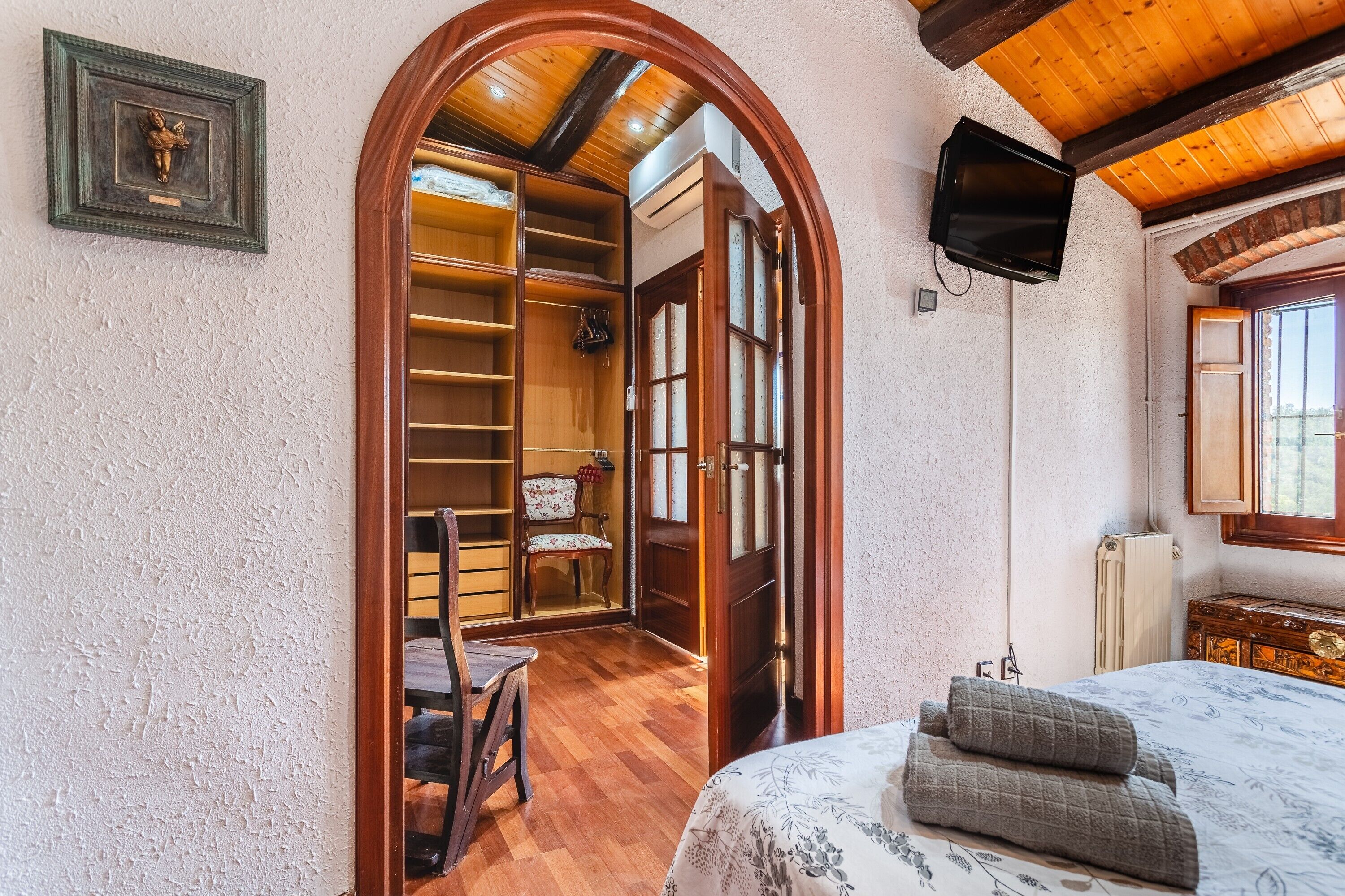 4 slaapkamers, een strijkplank/strijkijzer, gratis wifi, beddengoed