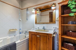 Tina, secadora de cabello, toallas 