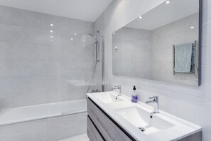 Badewanne, Haartrockner, Handtücher