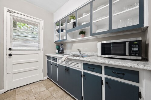 Heart of Buckhead: Huge Fenced Backyard