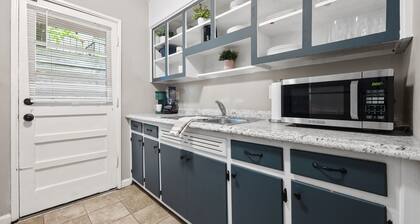 Heart of Buckhead: Huge Fenced Backyard