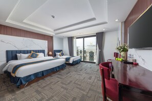Kamar Triple Premier | Seprai premium, meja kerja, ruang kerja ramah laptop, dan kedap suara