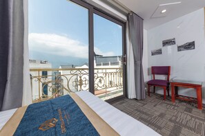 Kamar Triple Premier | Seprai premium, meja kerja, ruang kerja ramah laptop, dan kedap suara