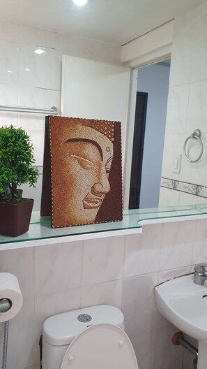 Hårtork, bidé, handdukar och tvål