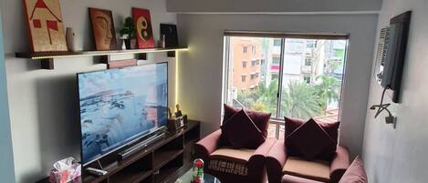 Smart TV, books, stereo