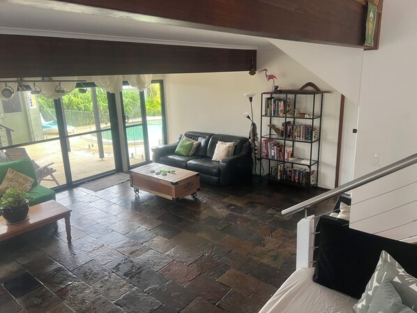 Smart-TV, Kamin, Bücher, Stereoanlage