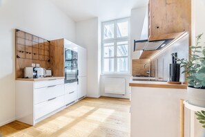 Jääkaappi, mikroaaltouuni, uuni, liesi