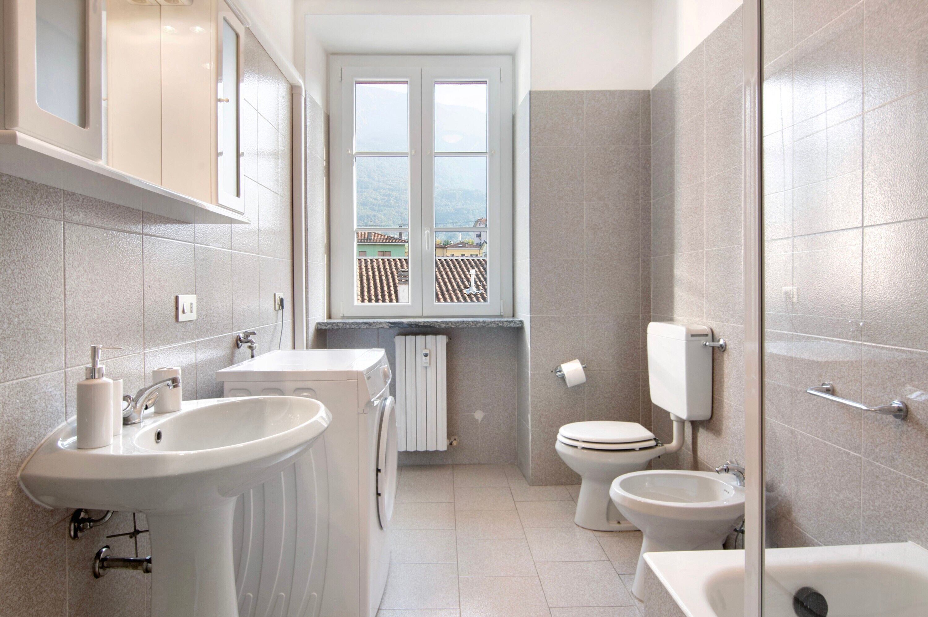 Bañera, secador de pelo, toallas